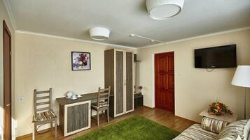 Kahden hengen deluxe-huone | Oleskelualue | LCD-televisio