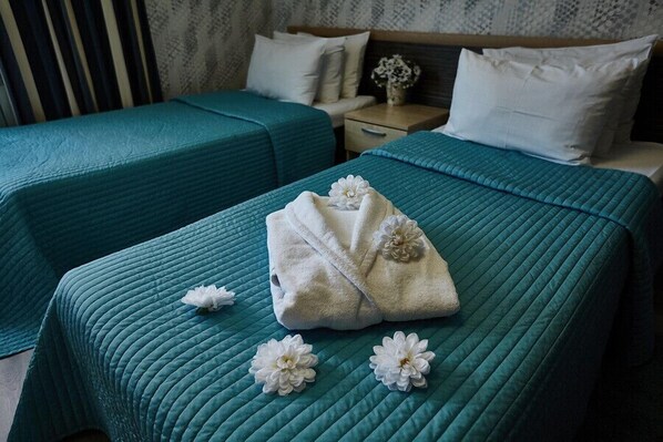 Standard tvåbäddsrum | Värdeförvaringsskåp på rummet, skrivbord och strykjärn/strykbräda