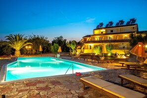 Outdoor pool, pool umbrellas, pool loungers - Pegasus Studios (Kefalonia)