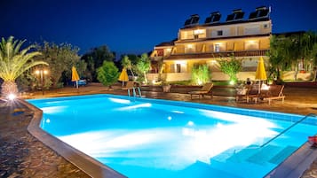 Piscina all'aperto, ombrelloni da piscina, lettini