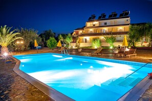 Outdoor pool, pool umbrellas, pool loungers - Pegasus Studios (Kefalonia)