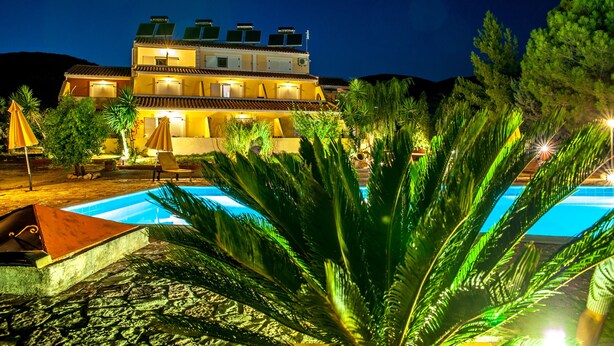 Outdoor pool, pool umbrellas, sun loungers - Pegasus Studios (Kefalonia)