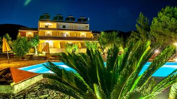 Kolam renang outdoor, dengan payung kolam renang dan kursi berjemur