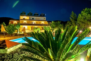 Outdoor pool, pool umbrellas, sun loungers