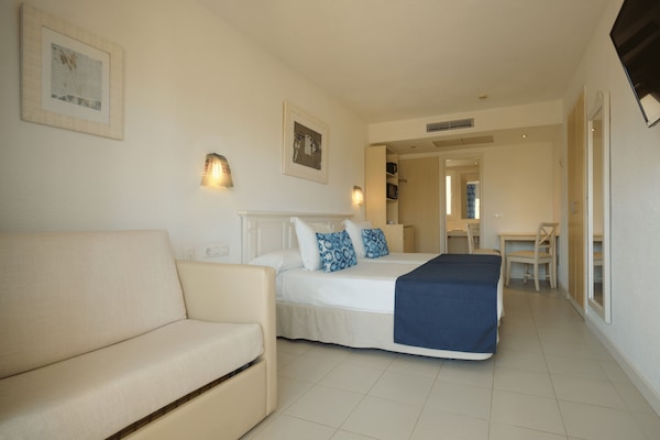 Minibar, escritorio, cortinas blackout y wifi gratis