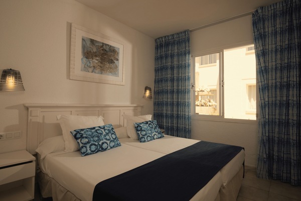 Minibar, desk, blackout curtains, free WiFi