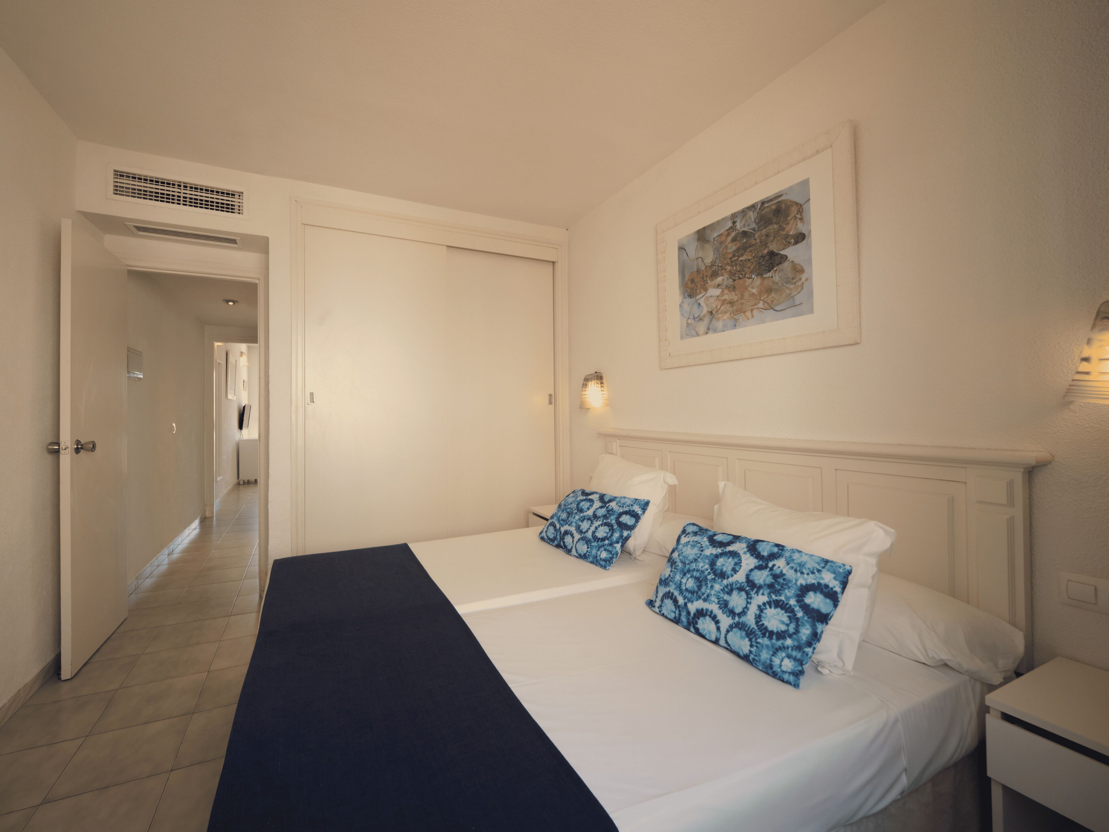 Minibar, desk, blackout drapes, WiFi (free)