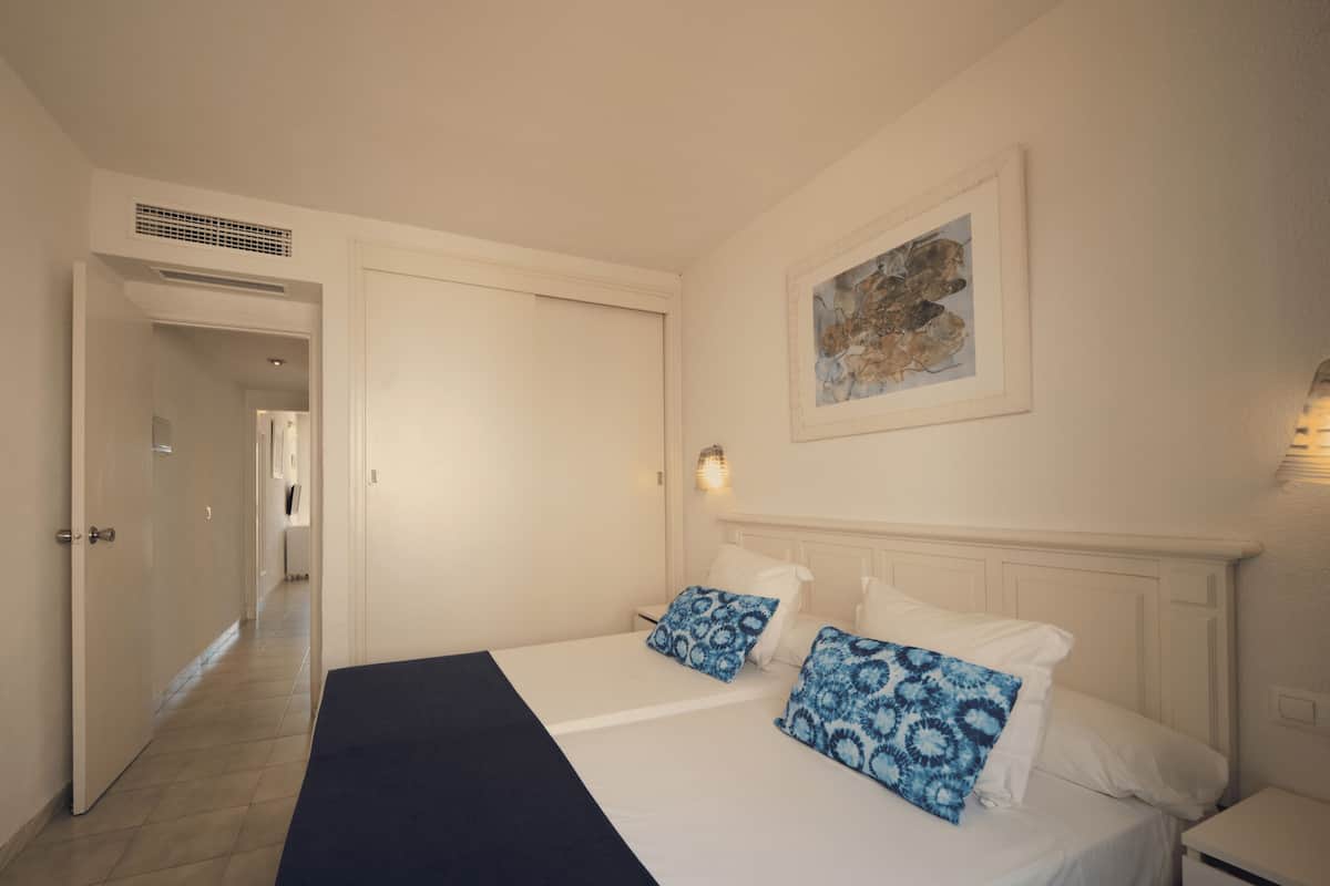 Minibar, desk, blackout drapes, WiFi (free)