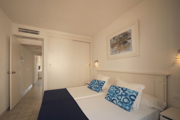 Minibar, desk, blackout drapes, WiFi (free)