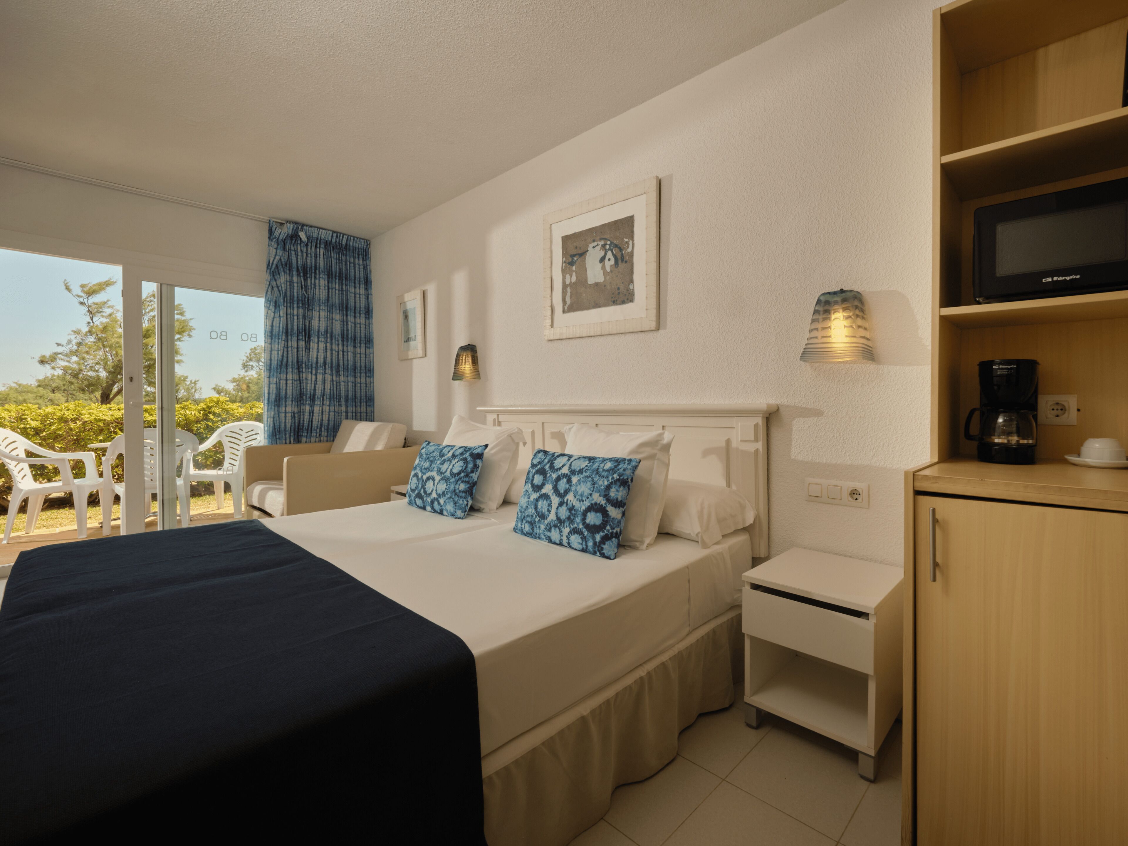 Een minibar, een bureau, verduisterende gordijnen, gratis wifi