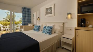 Minibar, desk, blackout drapes, WiFi (free)
