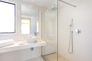 Shower, free toiletries, towels