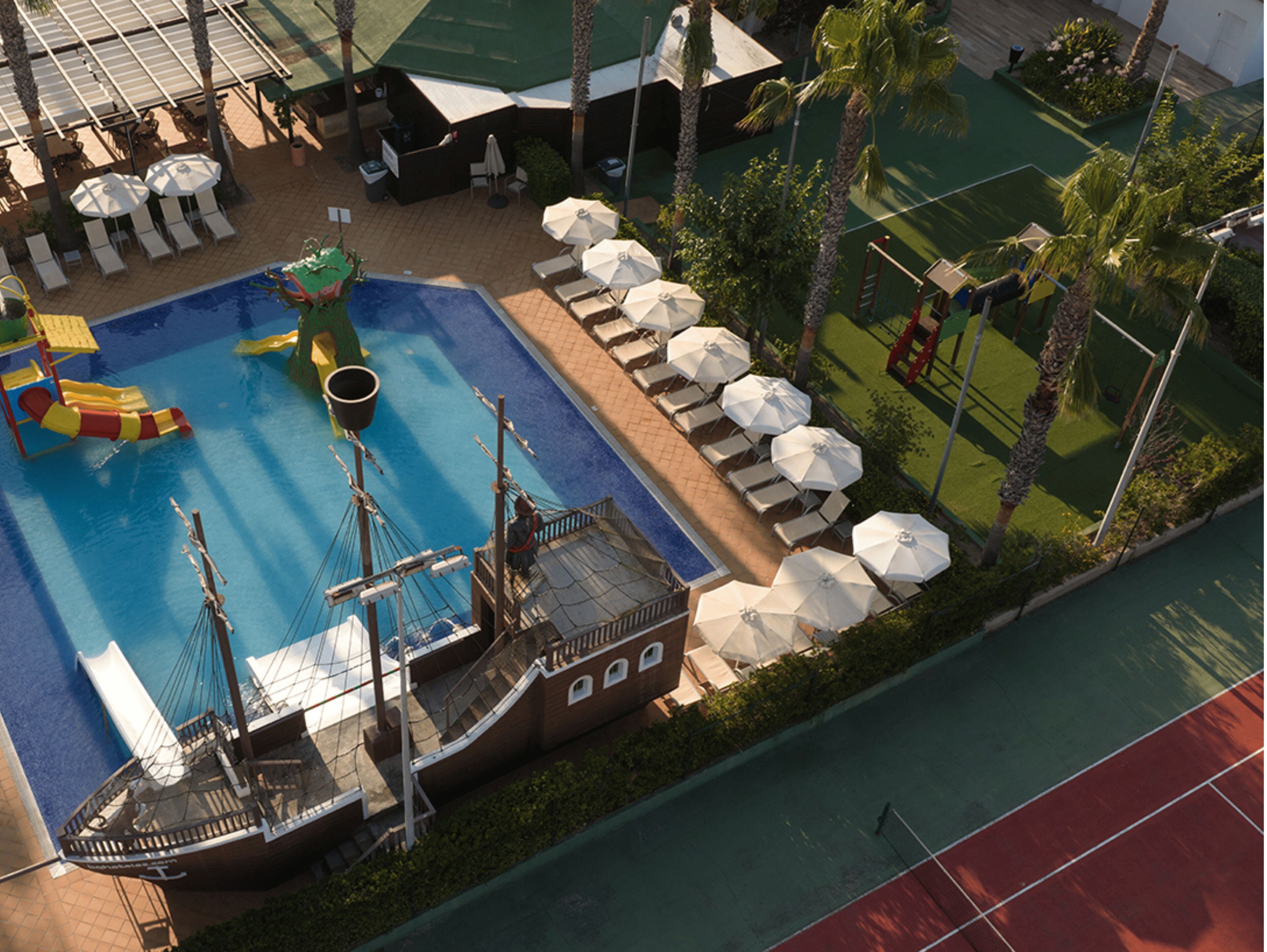Una piscina al aire libre