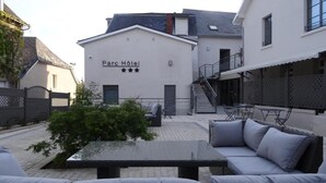 Hotel Parc Hotel, con un patio que ofrece zona de estar exterior y una pequeña mesa.