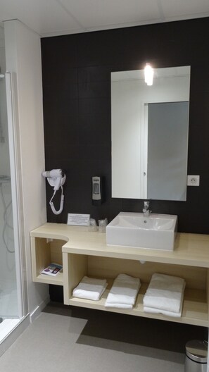 Regadera, amenidades de baño gratuitas, secadora de cabello, toallas 
