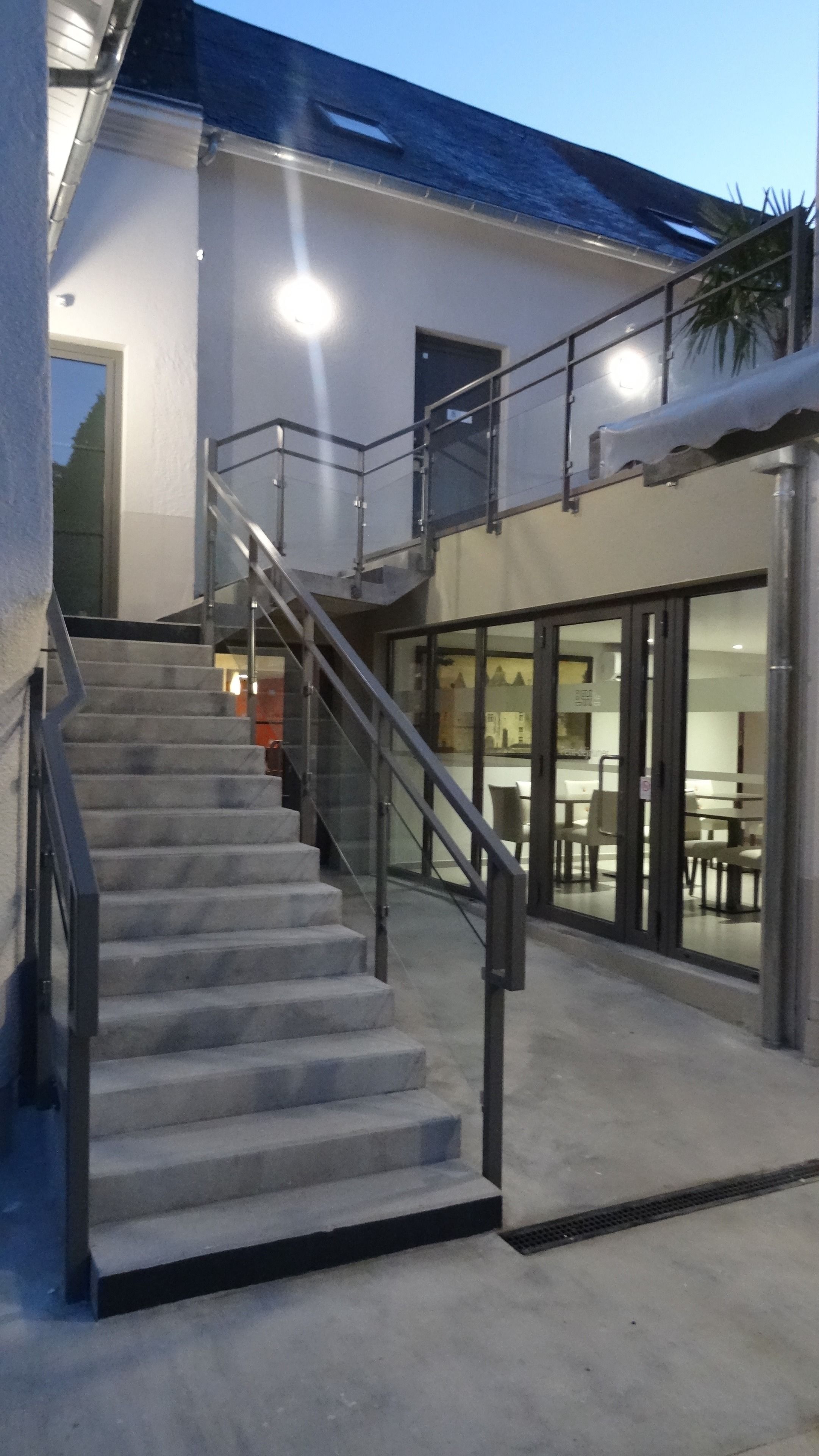 Mặt tiền nơi lưu trú - ban đêm