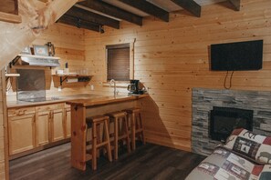 Wasserkocher mit Kaffee-/Teezubehör, Kühlschrank, Mikrowelle, Herdplatte