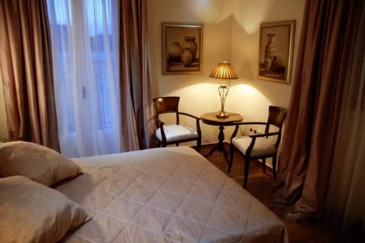 Deluxe tweepersoonskamer, 1 queensize bed, uitzicht op baai | Een minibar met enkele gratis items, een kluis op de kamer, een bureau