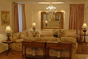 Lobby sitting area - Korina Gallery Hotel (Ithaki)