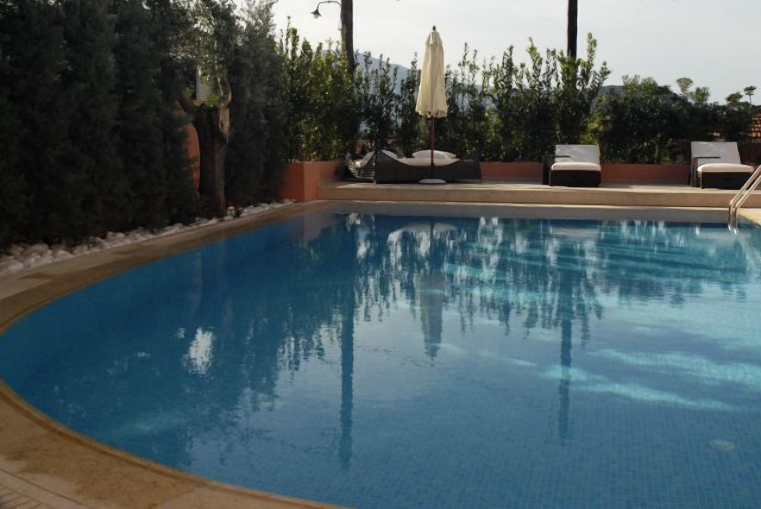 Utomhuspool och solstolar