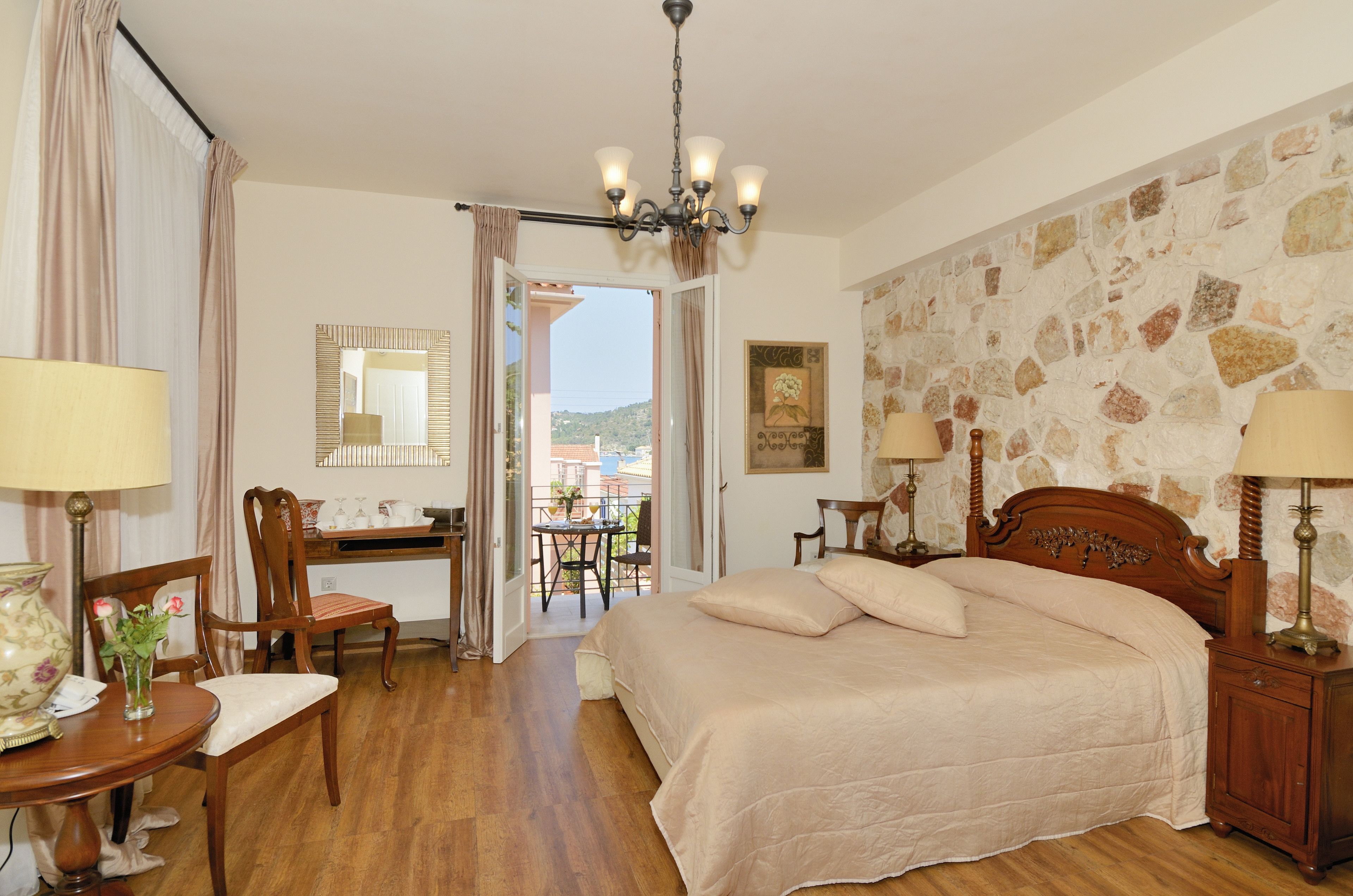 Suite Deluxe, vista al mar | Artículos del minibar gratis y caja de seguridad en la habitación 