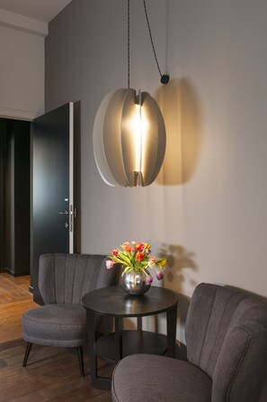 Een minibar, een bureau, geluiddichte muren, gratis wifi