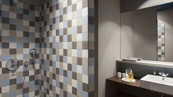 Douche, articles de toilette gratuits, sèche-cheveux