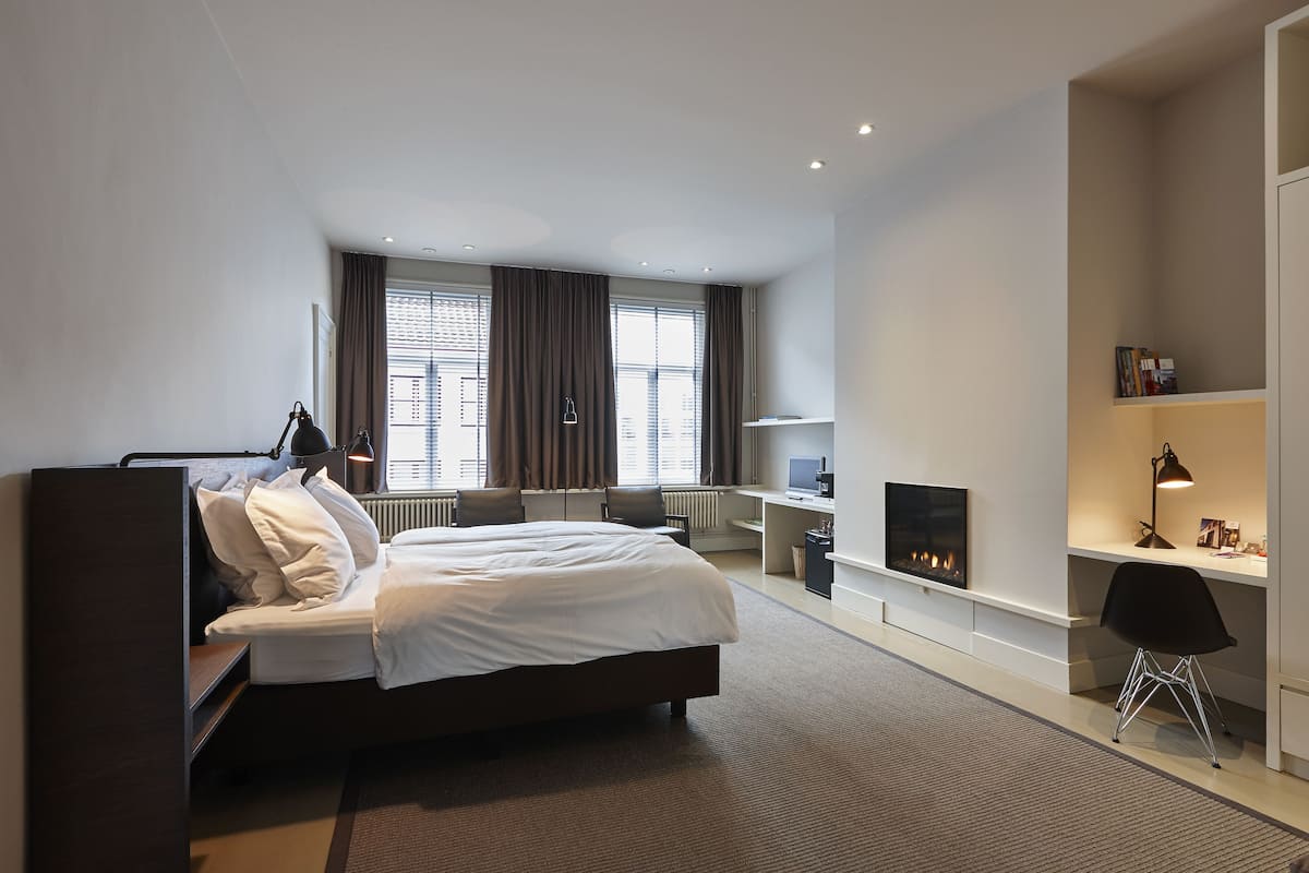 Premium bedding, down duvets, minibar, desk