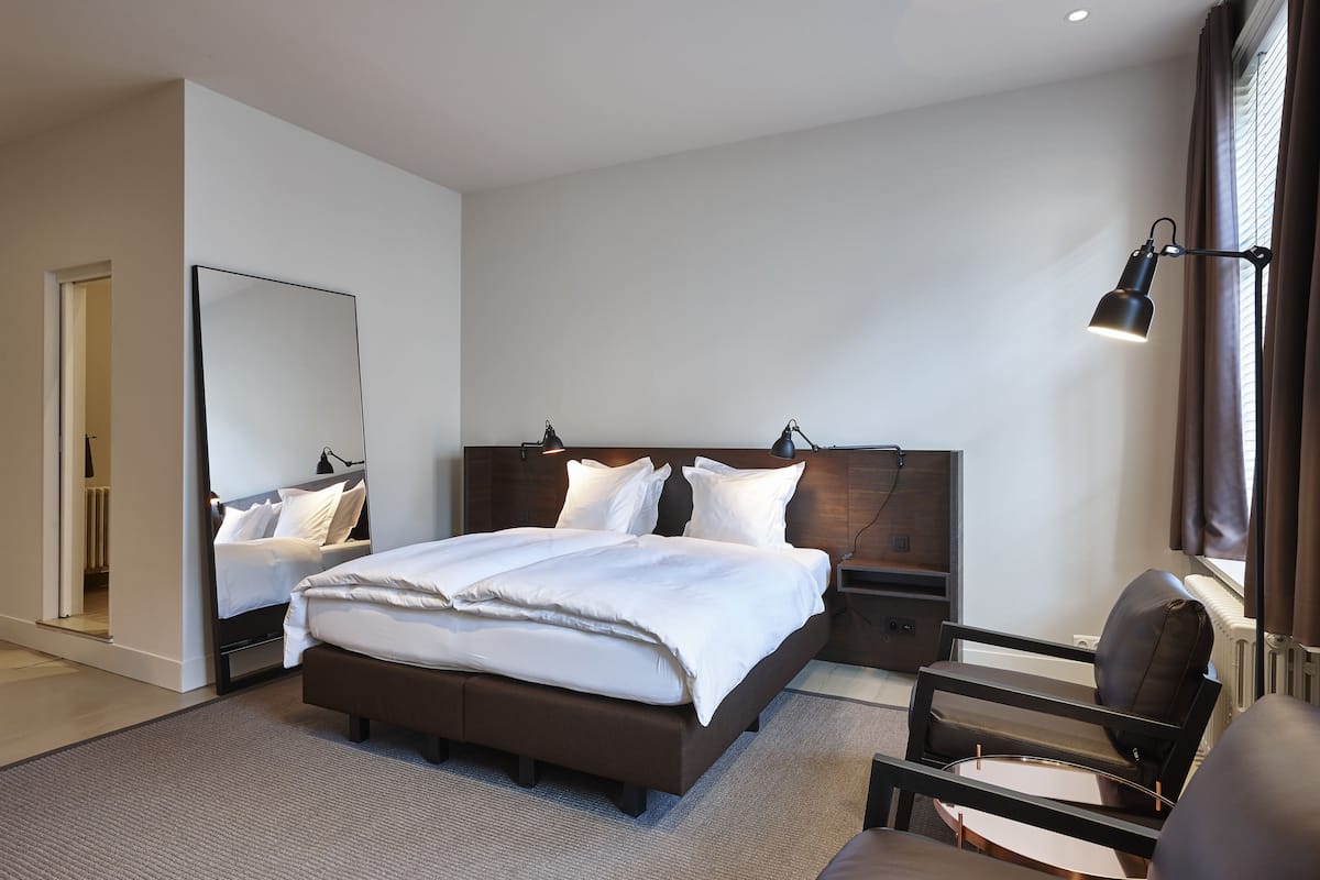 Premium bedding, down duvets, minibar, desk