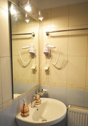 Standard Room, Garden View | Bathroom | Shower, free toiletries, hair dryer, towels