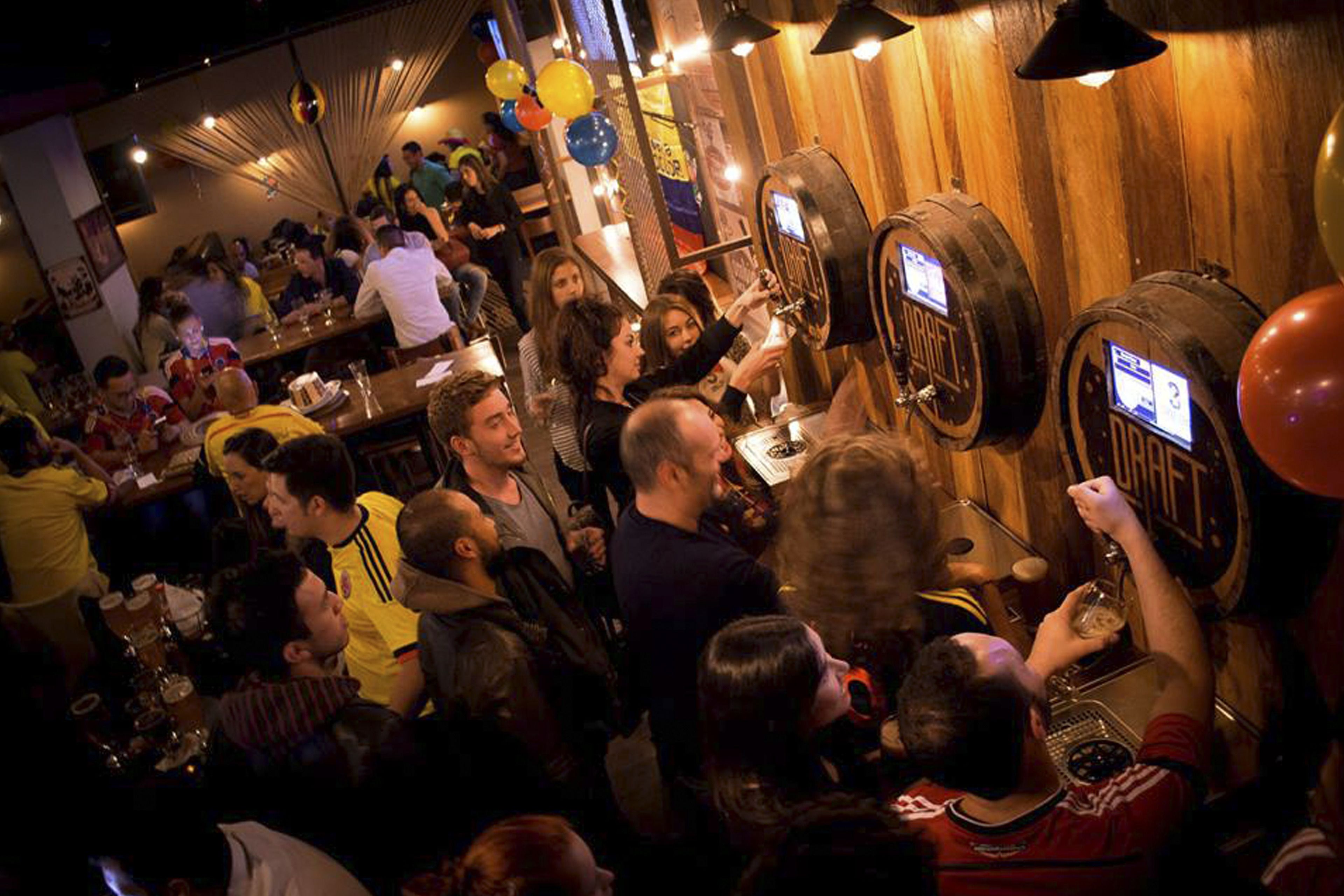 Un bar ple d'ambient amb parets de fusta i nombrosos torneigs de cervesa.