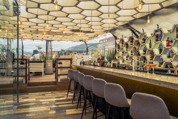 2 间酒吧/酒廊、葡萄酒酒吧、美食酒吧