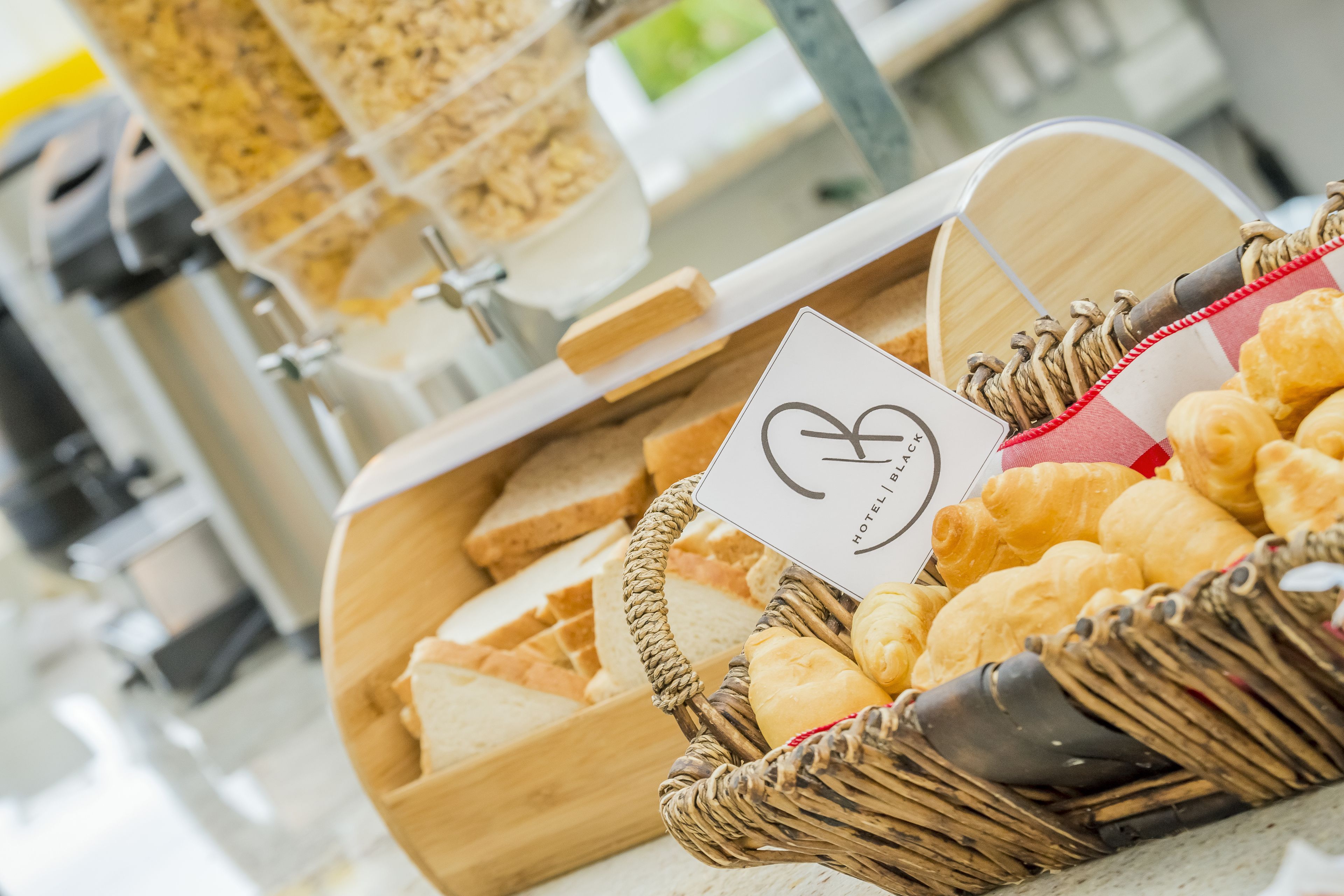 Un ricco buffet della colazione con diversi tipi di pane e dolci, tra cui croissant e baguette.
