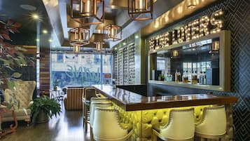 2 間酒吧/酒廊、葡萄酒酒吧、酒吧餐廳