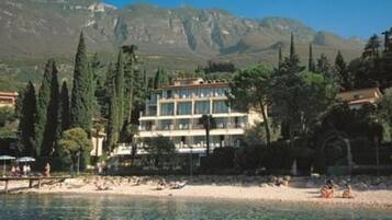 Vista frontal de la propiedad
