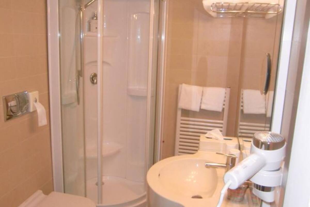 shower, free toiletries, hair dryer, slippers