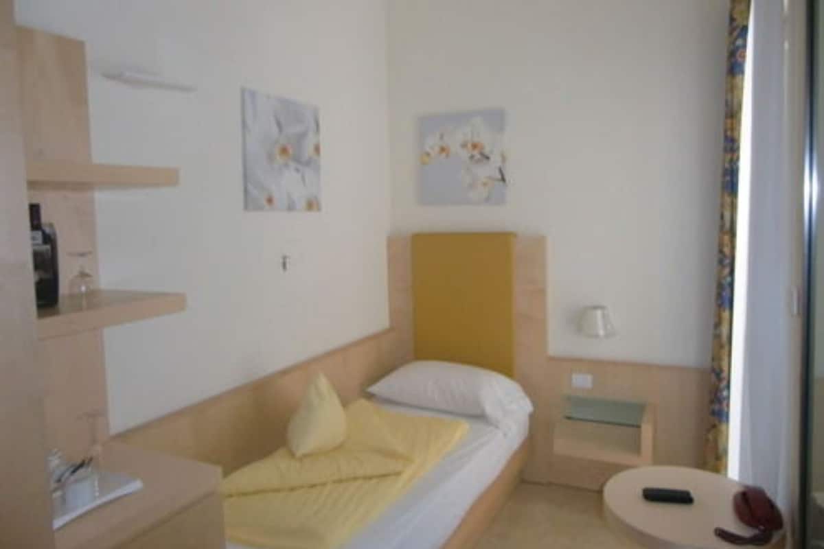 Single Room, Balcony | Minibar, in-room safe, desk, soundproofing