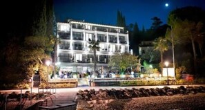 Fassade der Unterkunft – Abend/Nacht