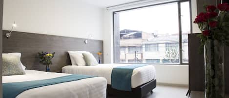 Caja de seguridad en la habitación y tabla de planchar con plancha