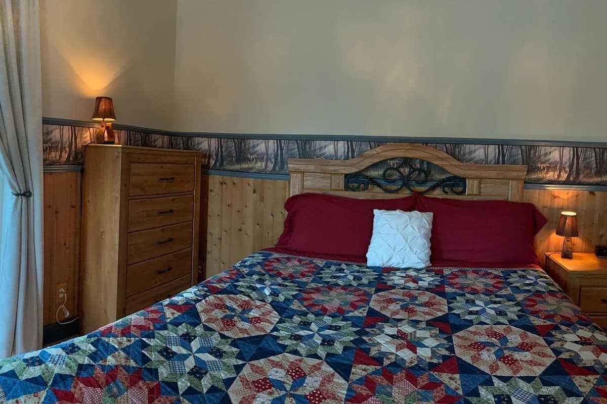 Habitación, baño privado (Hunting Room) | Ropa de cama de alta calidad, escritorio, wifi gratis y ropa de cama