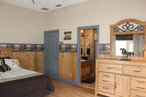 Kamer, privébadkamer (Hunting Room) | Luxe beddengoed, een bureau, gratis wifi, beddengoed