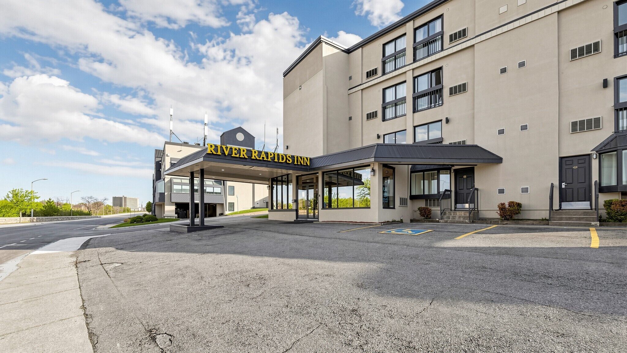 Photo - River Rapids Inn