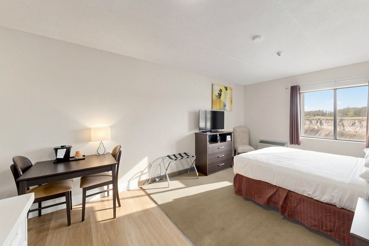 Standard Room, 1 Queen Bed (No Elevator- Upper Floors) | Premium bedding, desk, blackout drapes, free WiFi