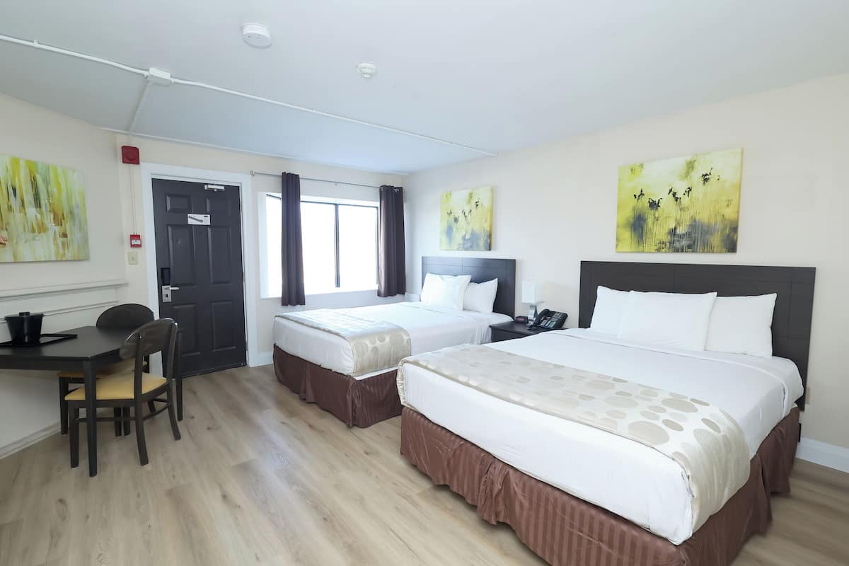 Standardzimmer, 2 Queen-Betten, Erdgeschoss (Exterior Access Only) | Hochwertige Bettwaren, Schreibtisch, Verdunkelungsvorhänge