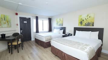 标准房, 2 张大床, 一层 (Exterior Access Only) | 高档床上用品、办公桌、遮光窗帘、免费 WiFi