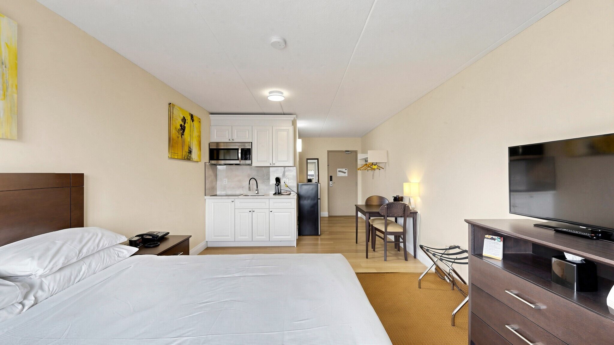 Premium bedding, desk, blackout drapes, free WiFi
