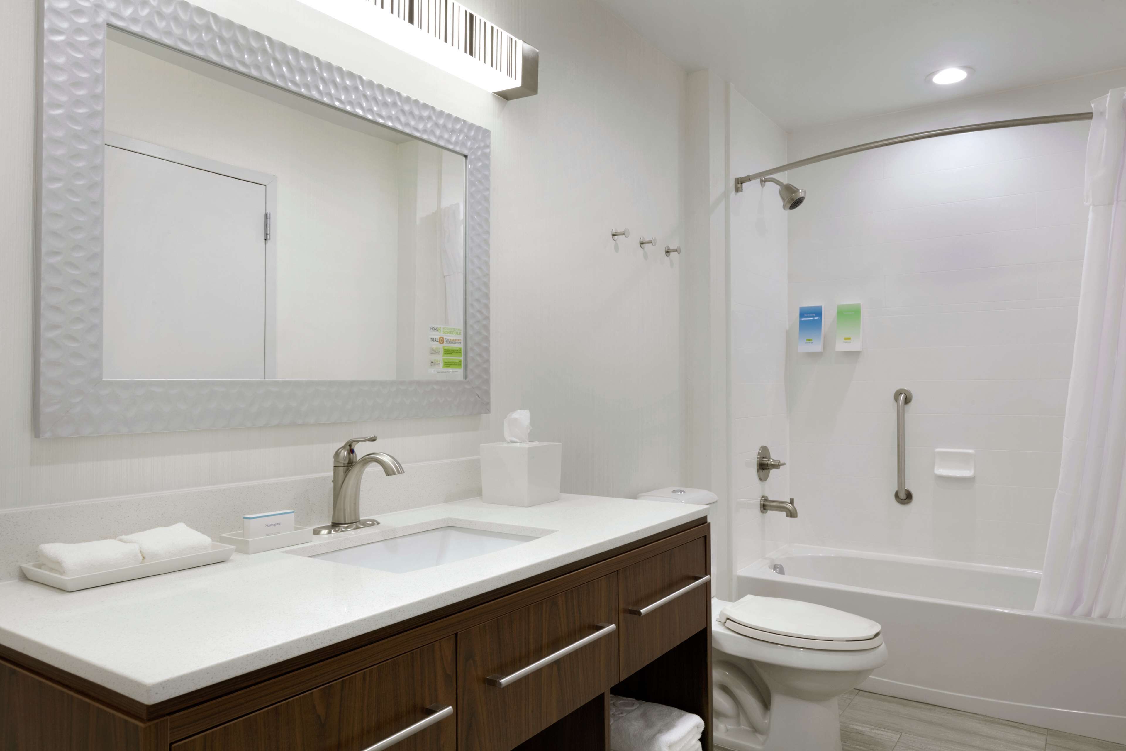 Combined shower/tub, free toiletries, towels