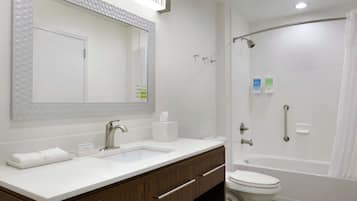 Combined shower/tub, free toiletries, towels