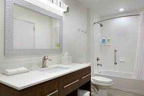 Combined shower/tub, free toiletries, towels