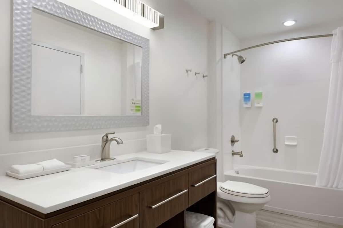 Bathroom | Combined shower/bathtub, free toiletries, towels